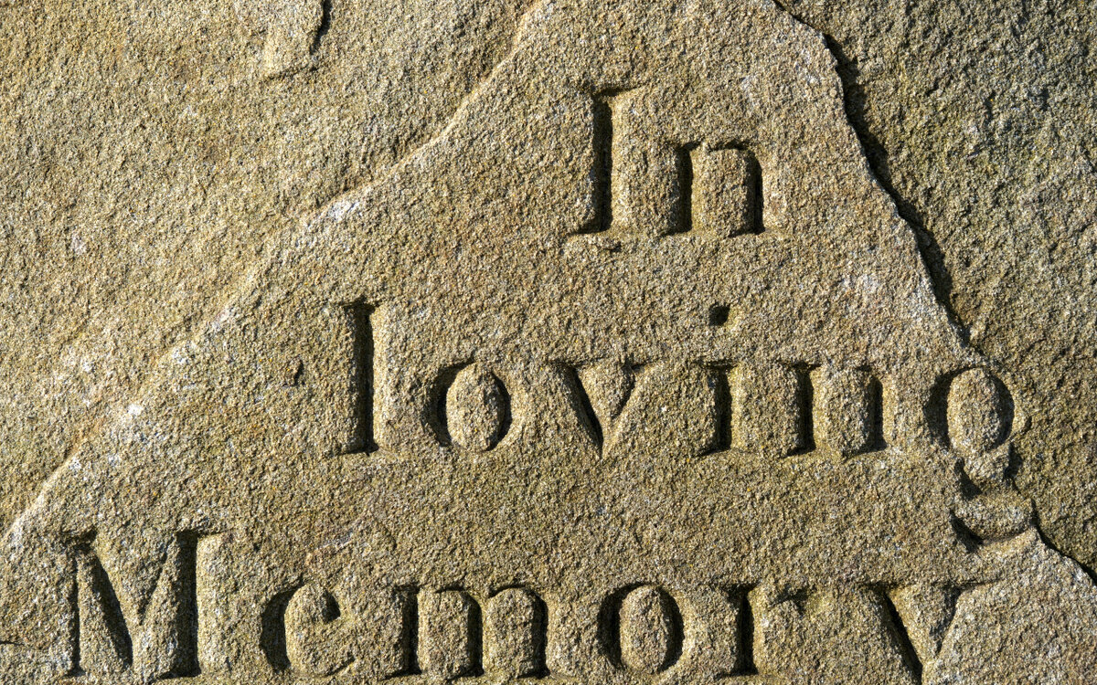 Далеко не все украшения могут подойти для надгробия. Фото: Pxfuel.com 