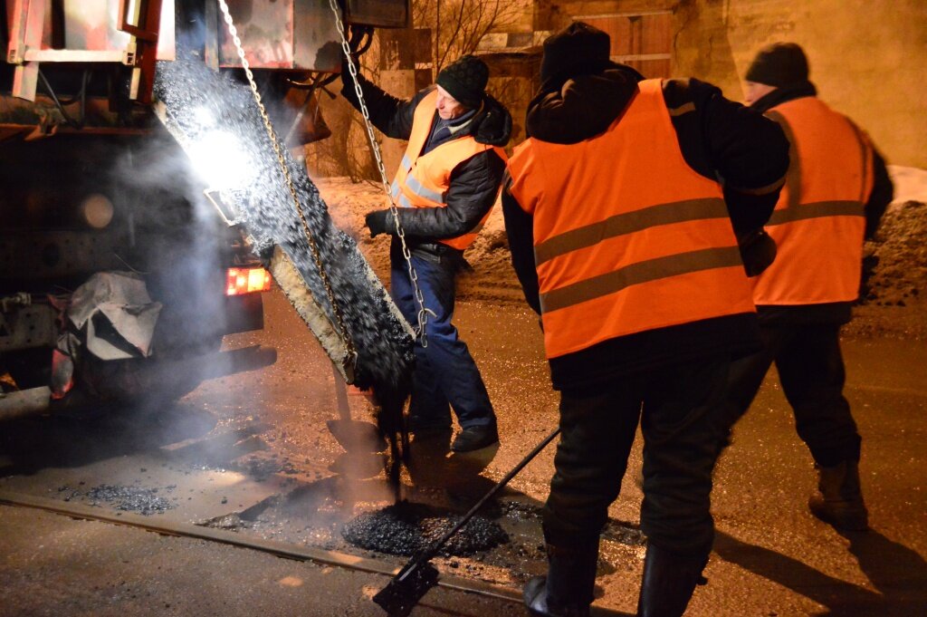 В Твери МУП «ЖЭК» заделывает ямы на дорогах литым асфальтобетоном