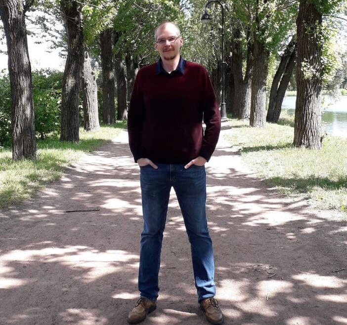 Представлюсь. Меня зовут Алексей Сиркин, я врач-реабилитолог, уже более 20 лет. Поднимаю людей после травм, инсульта и не только. Пишу о жизни, с точки зрения психологии и медицины