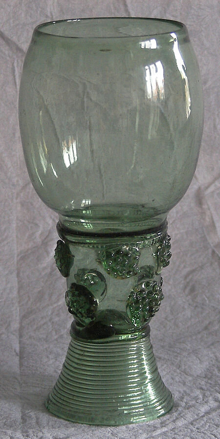 Römer / Waldglas, 17th century, Germany or Netherlands / https://ru.wikipedia.org/wiki/%D0%A0%D1%91%D0%BC%D0%B5%D1%80_(%D0%B1%D0%BE%D0%BA%D0%B0%D0%BB)
