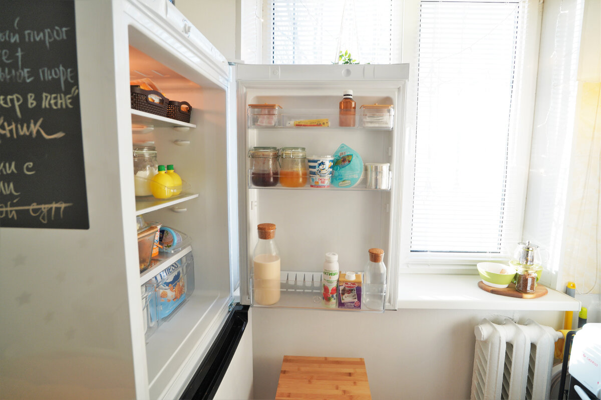 На боковой полочке у нас: лекарства наверху, мед, варенье, сметана, творог и сгущенка (или какие-нибудь соусы) на средней полке, молоко, кефир, йогурты, сливки внизу.