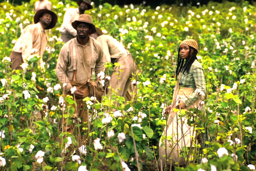 Невольники на хлопковой плантации в южных штатах. Кадр из кинофильма "Антебеллум" (2020).