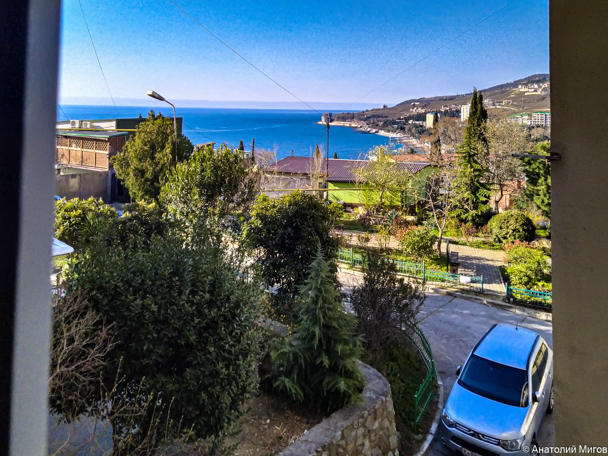 На фото: вид из окна.