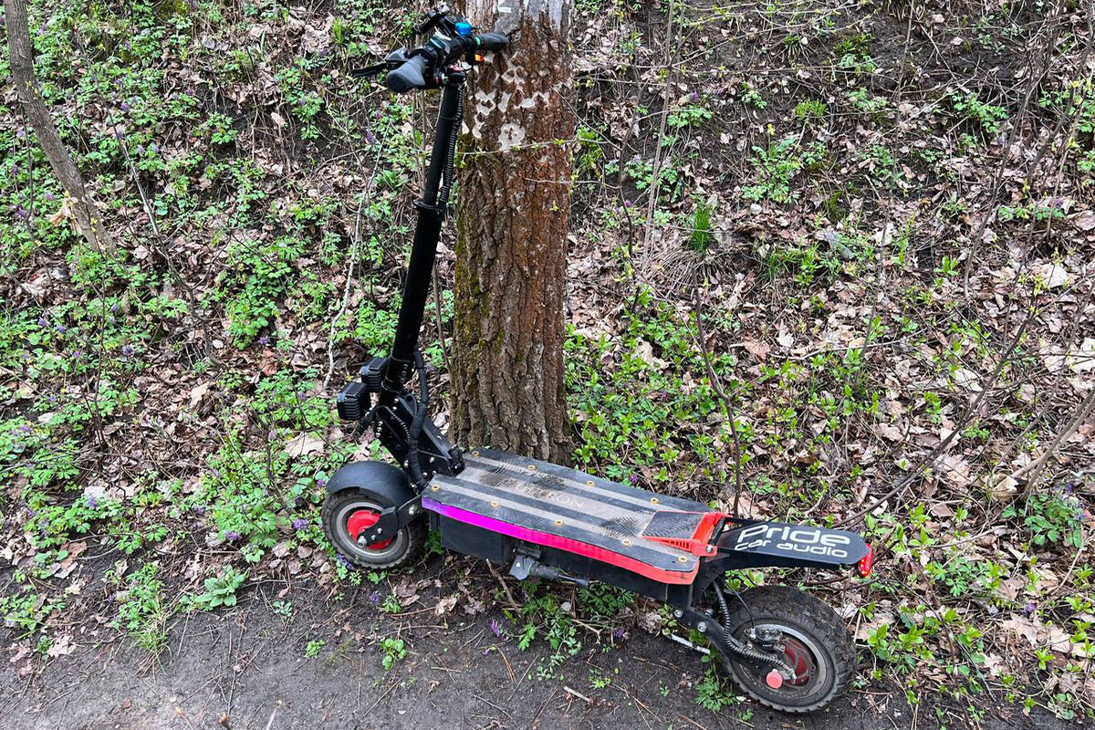 В моем самокате ось выполнена в виде болта и люфтов спустя 3500 км не наблюдается.