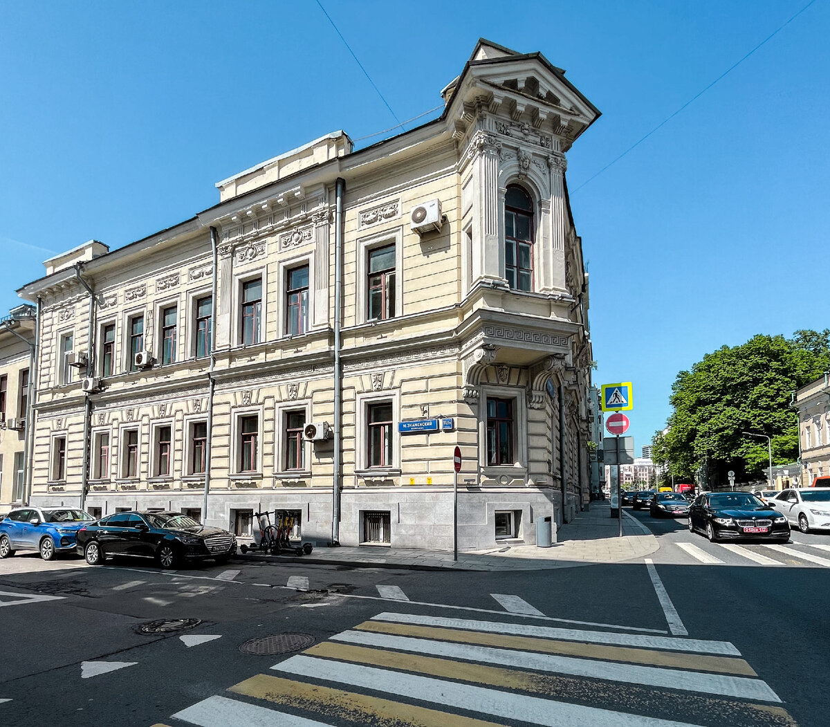 В старинном особняке на углу ул. Знаменка и Малого Знаменского переулка расположилась библиотека естественных наук РАН. Фото автора