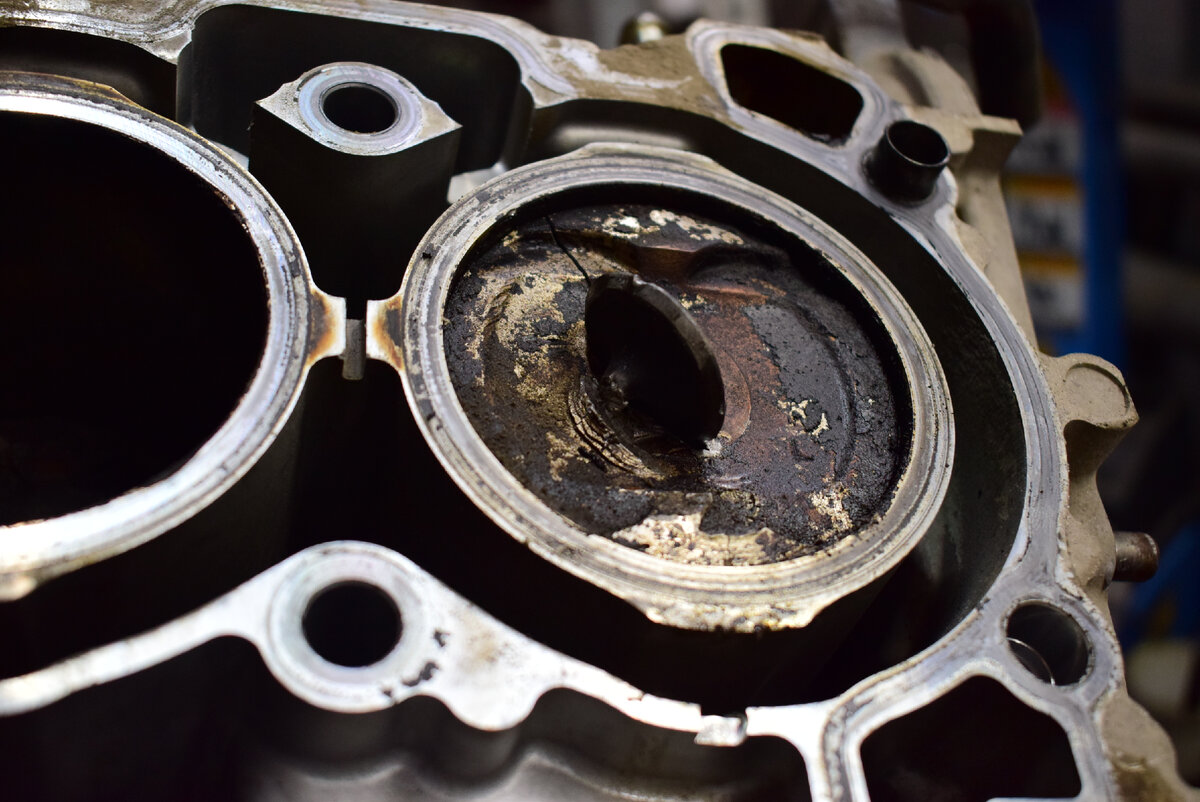 Клапан, застрявший в поршне.