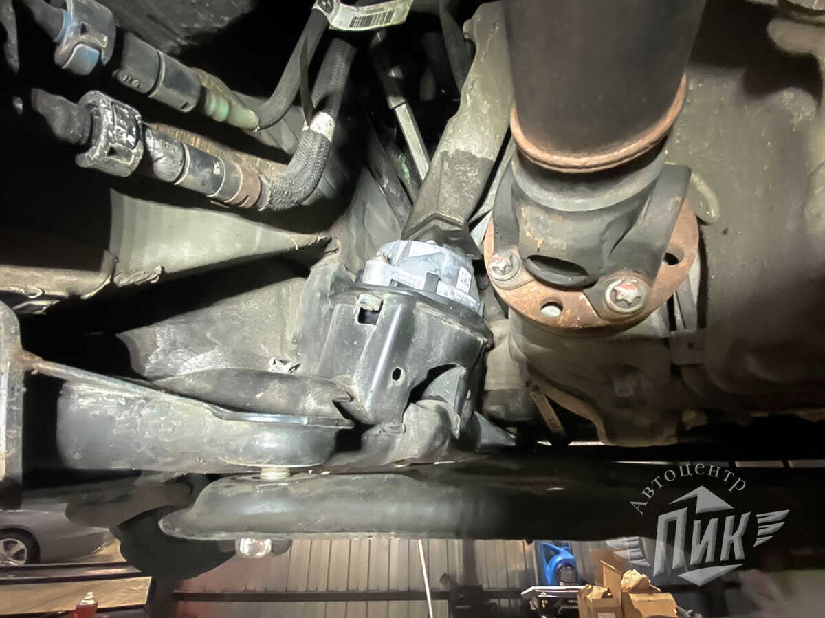 Бмв х5 замена заднего сальника хвостовика редуктора. Вибрация бмв x3. Вибрация при наборе скорости. Bmw x5 e70 снизу. Вибрации бмв е70.