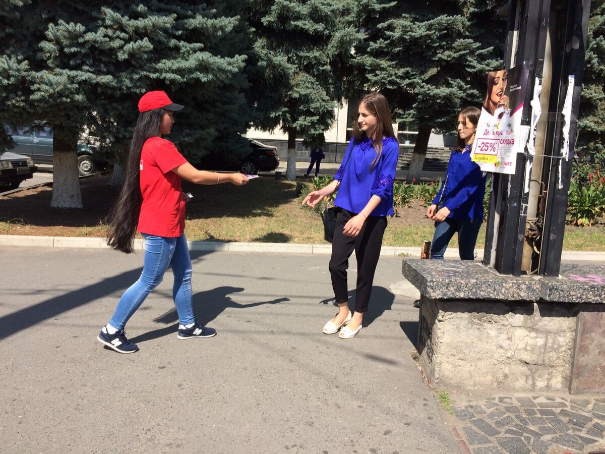 Раздача листовок перед открытием ресторана быстрого питания