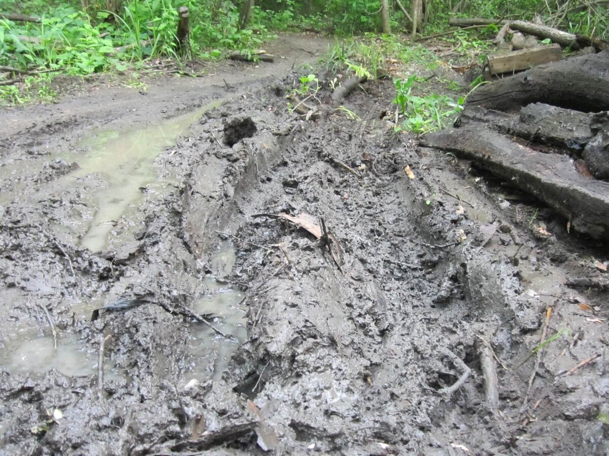 Следы квадроцикла и спортивных мотоциклов рядом с разрушенным мостом 