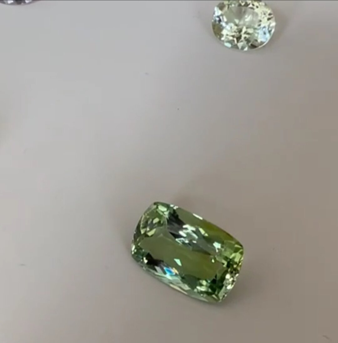 Посмотрите на сверкание и блеск рислинг берилла (снизу) и светло-зеленого берилла