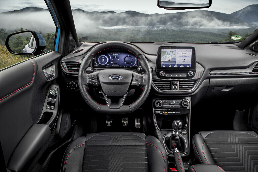 Ford Puma: внутри легко узнать соплатформенную Фиесту