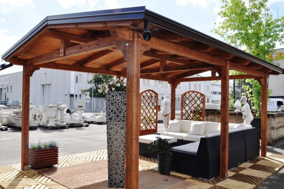 Навес как отдельно стоящий или беседка изготовлен из дерева 