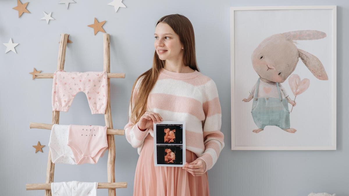    Беременная со снимком УЗИ в руках:Pexels / Pavel Danilyuk