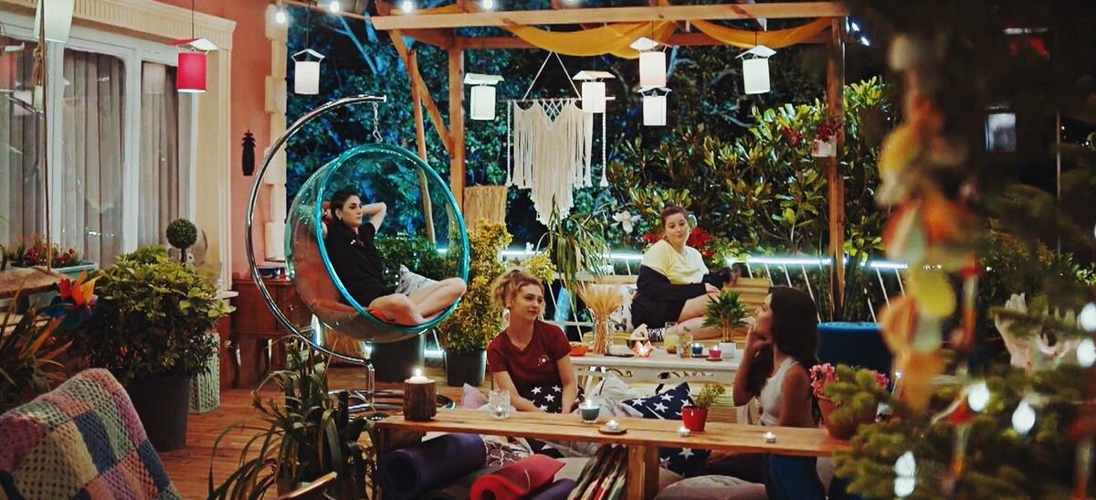 Эда с подругами на террасе её дома