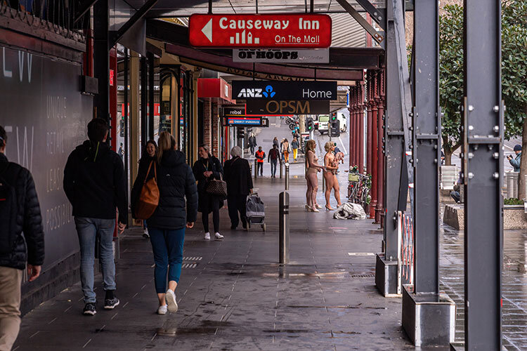    «Знаете ли вы, что город Мельбурн — абсолютный чемпион по локдаунам? В общей сложности у нас было 6 локдаунов за эти два года, и некоторые из них длились очень долго»