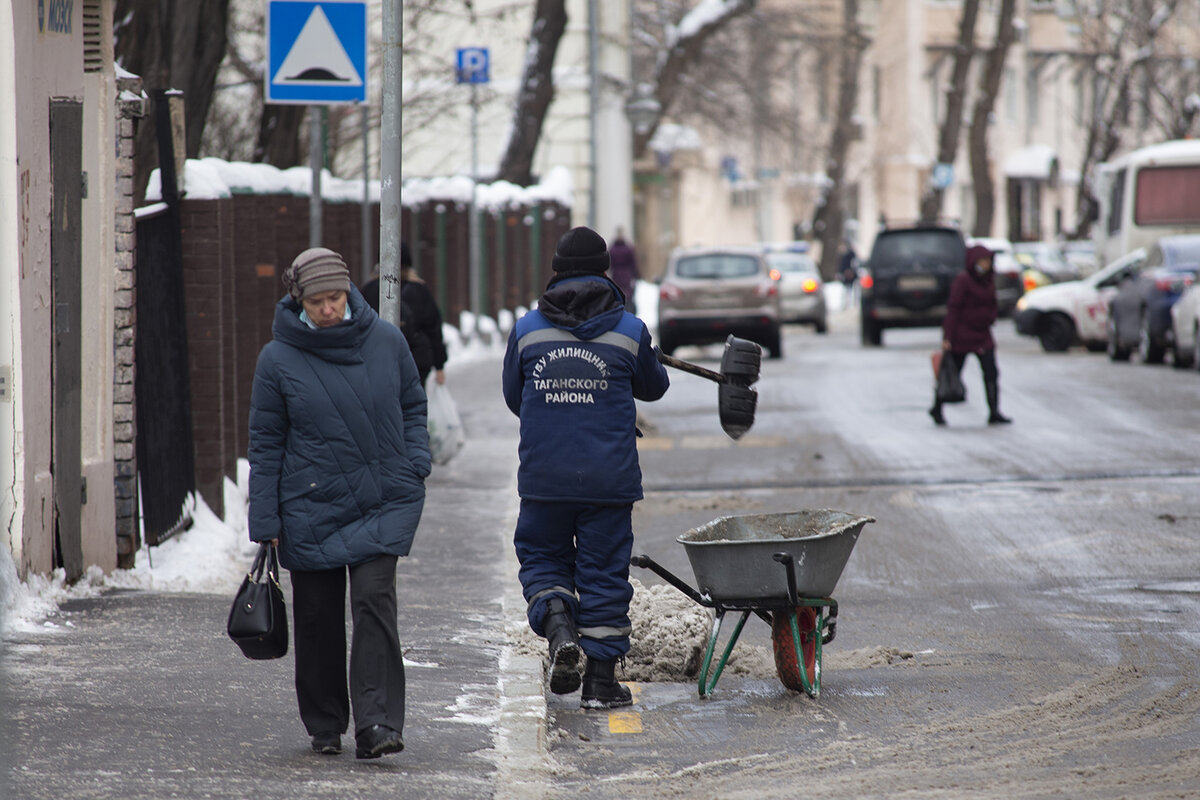 Москва дворники жилье. Дворники.
