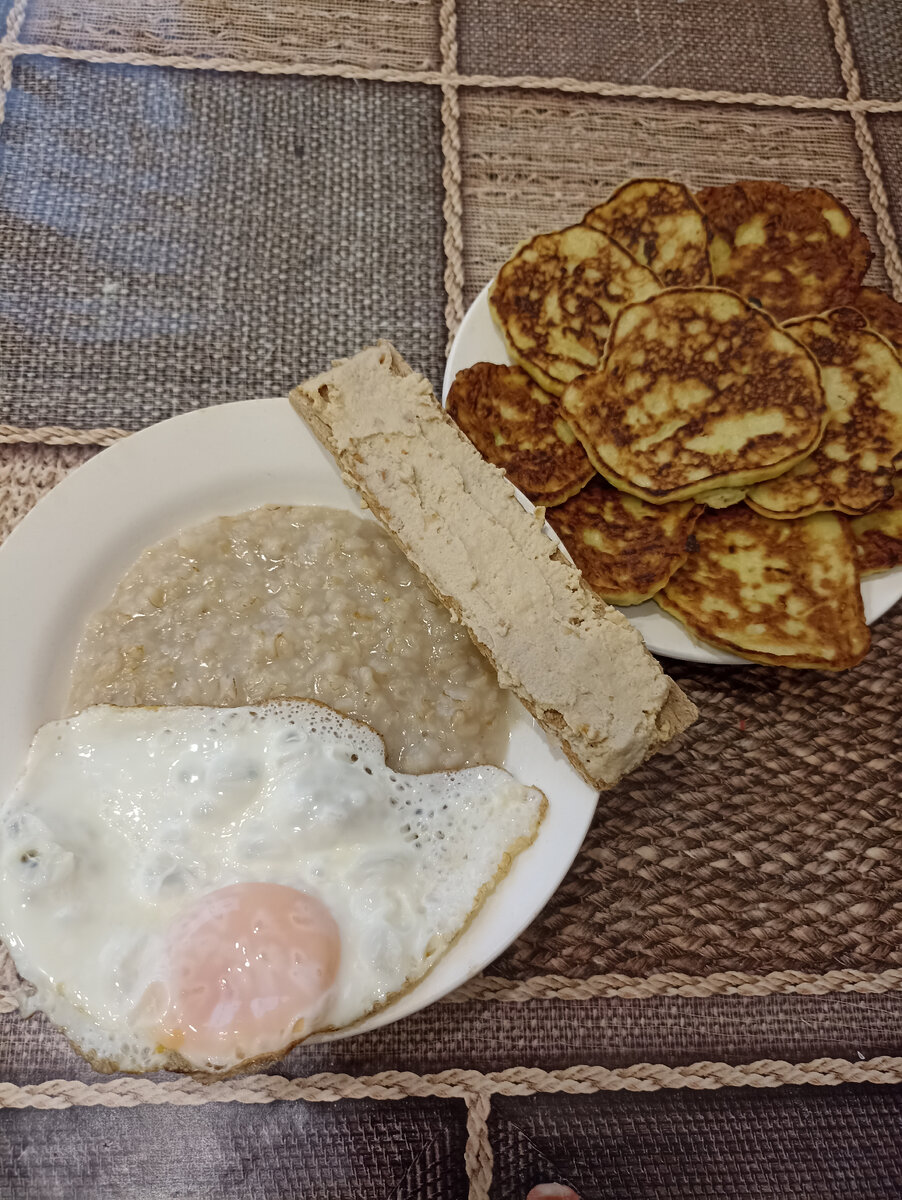 Овсянка на воде, яичко, хлебец с печенью трески. Кабачковые оладьи. 