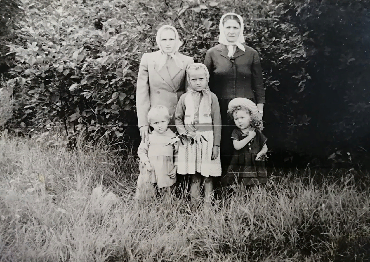 На острове отдыха в Красноярске. Я в шляпке)