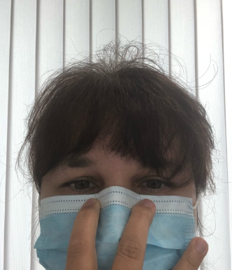 Маску нужно носить так, как на фото - цветной стороной наружу. 