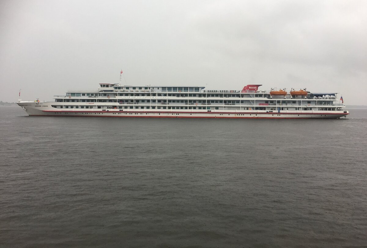 Т/х "Александр Суворов" (рейс Ростов-на-Дону - Нижний Новгород) на подходе к Волгограду (фото автора)