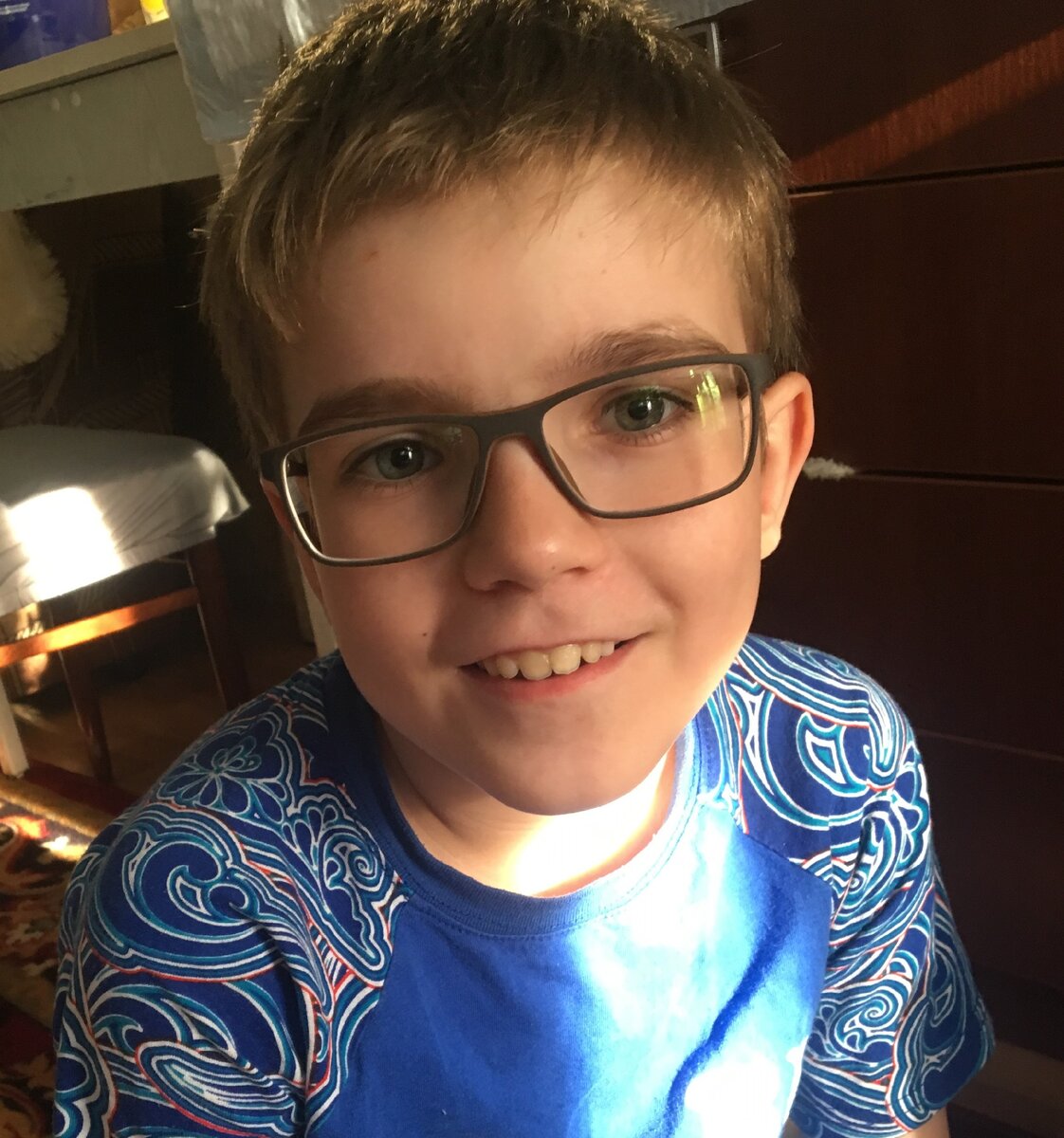 Старое-старое фото, еще в нашей старой квартирке. Мой старший сын. Фото автора канала "Мама в бигуди" https://zen.yandex.ru/rastimdetej