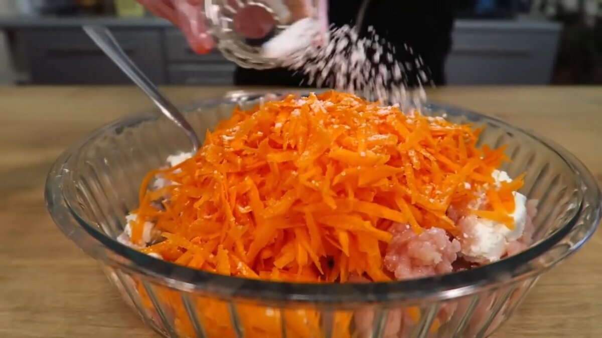 Приготовление котлет из моркови и творога с манкой