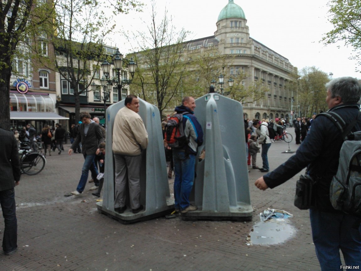 Куда пописать. Общественные туалеты в Голландии на улице. Уличный писсуар. Уличный туалет открытый. Писсуары на улицах Европы.