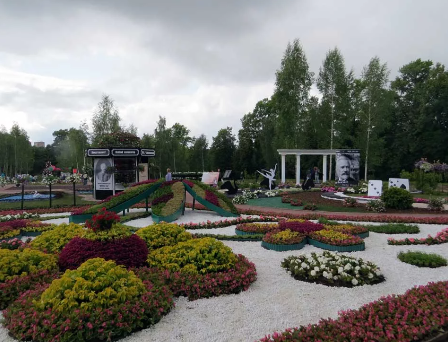 Сестрорецкий парк в Клину. Городской парк Клин. Сестринский парк в Клину. Парк Клин Сестрорецкий цветы.