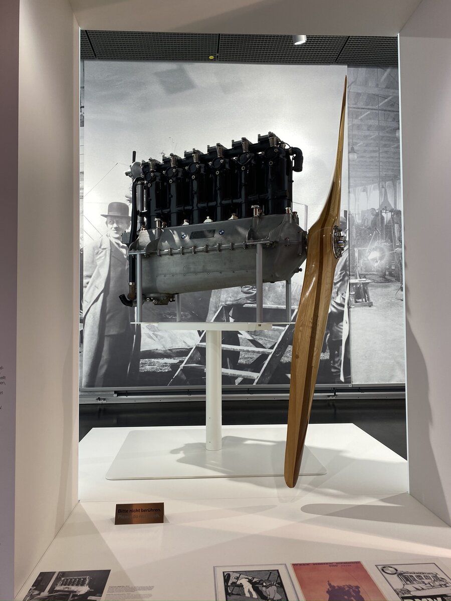 Один из первых авиационных двигателей