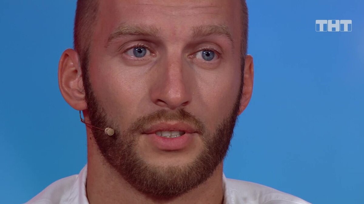 И если первый год съемок Артем хотя бы изредка делал вид, что интересуется девушками, то потом вообще прекратил тратить свое время на игру, предпочитая быть в коллективе массовиком-затейником и мелким пакостником. Но в один прекрасный момент Сорока вдруг понял, что взял от Дома 2 все, ведь у него появилась масса заказов на концерты, в его арсенале было уже несколько песен, которые отлично знали зрители, а также снято клипов, имевшие успех на российском ТВ. Именно тогда мужчина и распрощался с проектом, будучи уверенным в том, что его ждет блестящее будущее успешного артиста.