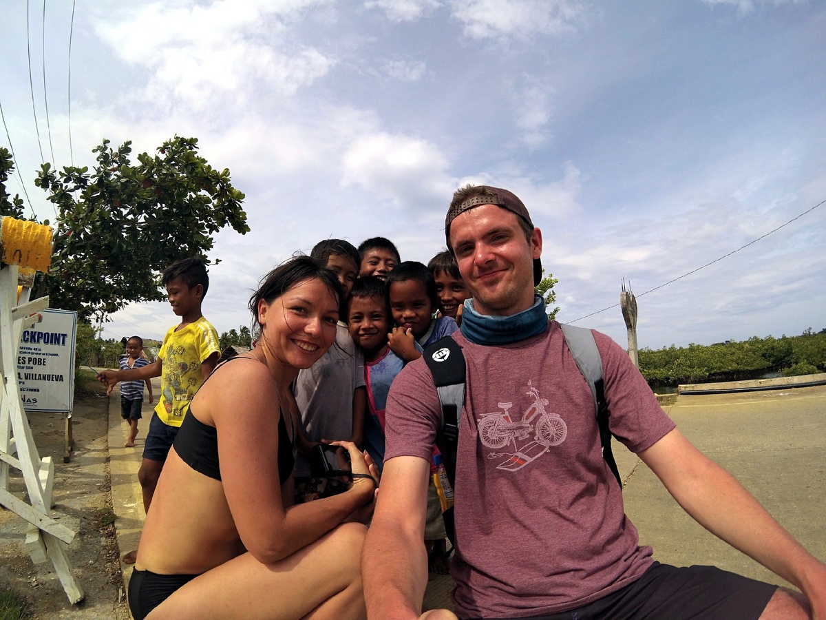 Эти дети из небольшого Филиппинского посёлка на острове Сиаргао точно понимают о чем я хочу сказать. Живя у океана они целыми днями предоставлены сами себе и своим детским увлечениям.