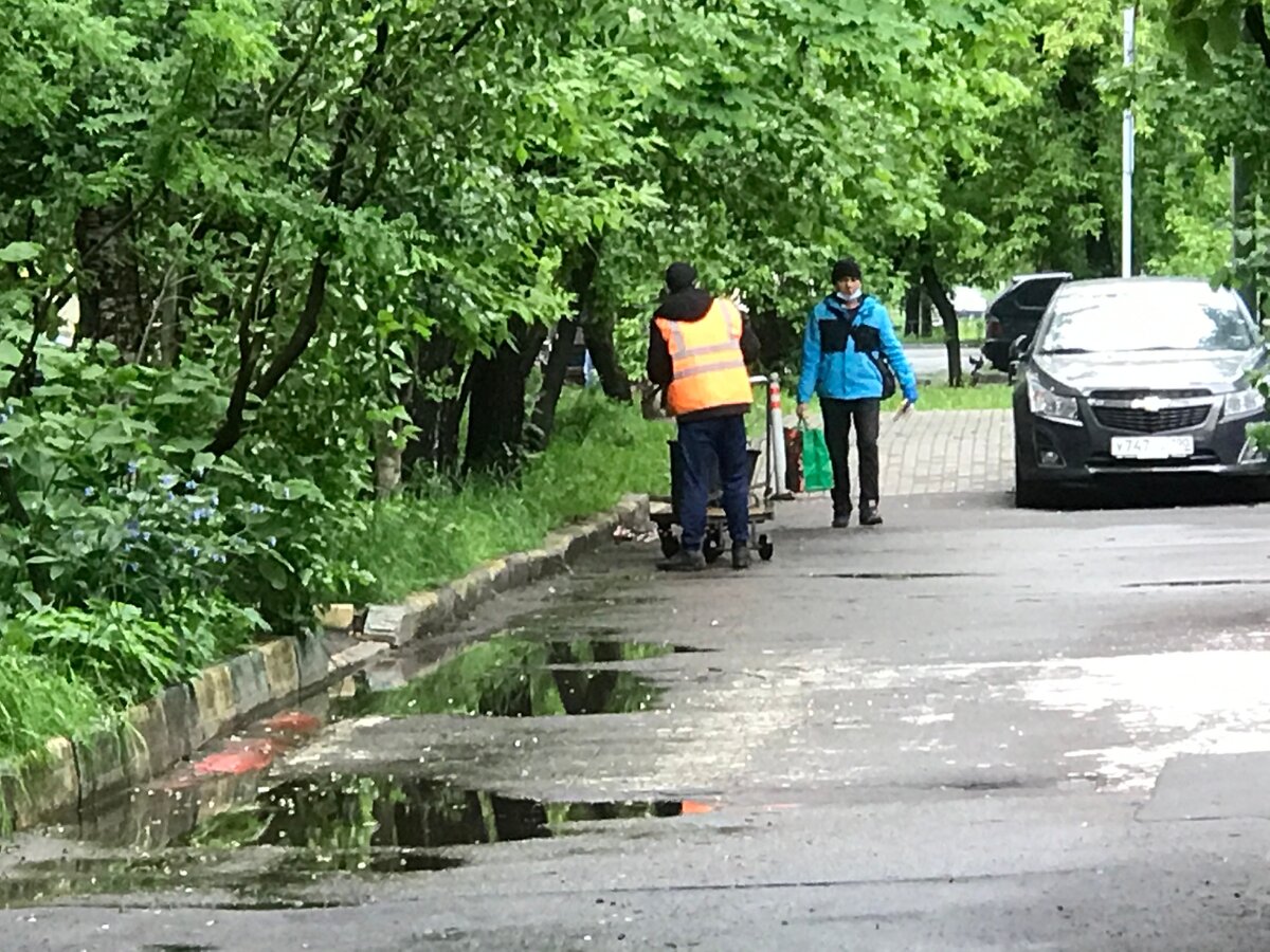 Случайно встреченные "гуляющие". По лицам видно - коренные москвичи.
