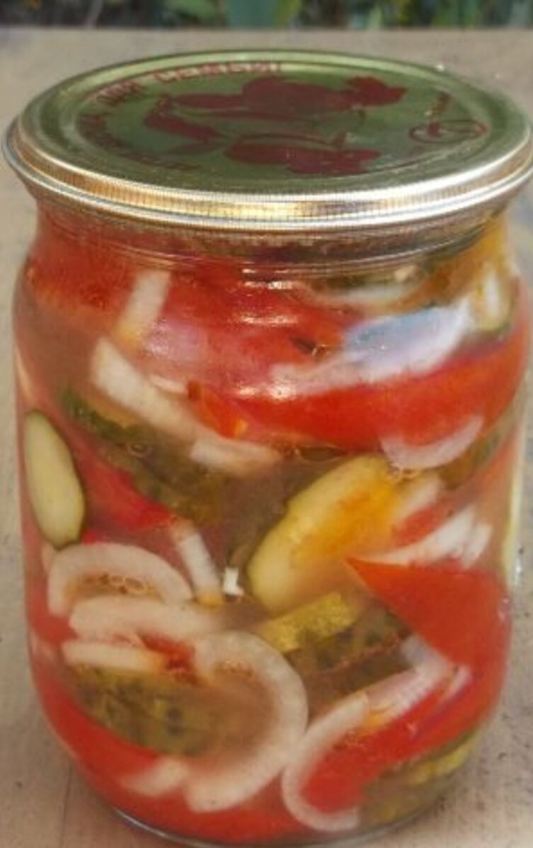 Продукты
Помидоры - 1,5 кг
Огурцы - 1,5 кг
Лук репчатый - 750 г
Масло растительное - 250 г
Уксус 9% - 2,5 ст. ложки
Сахар - 2,5 ст. ложки
Соль - 2 ст. ложки