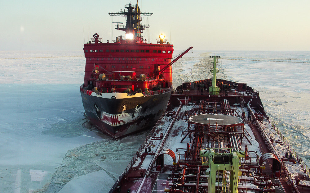 Ледокол "Ямал", вид на нос с мостика другого судна