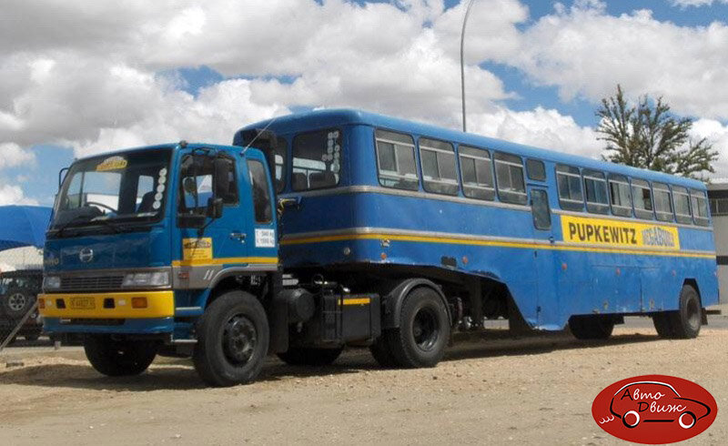 Тягач Hino с пассполуприцепом где-то в Индии, или ЮАР, судя по правому рулю