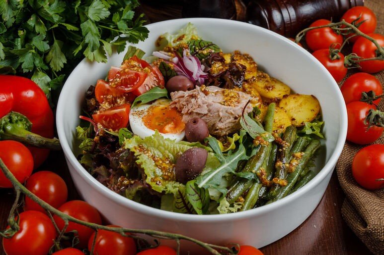 источник https://www.yapokupayu.ru/blogs/post/berem-u-shefa-gotovim-doma-5-prostyh-i-vkusnyh-retseptov-salatov-ot-shefa-povara