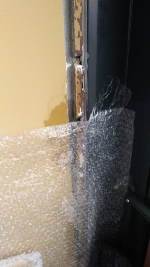 первые следы протечек были замечены еще зимой 2020 после выпадения мокрого снега