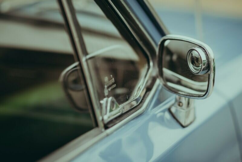 Зеркало на правой двери.