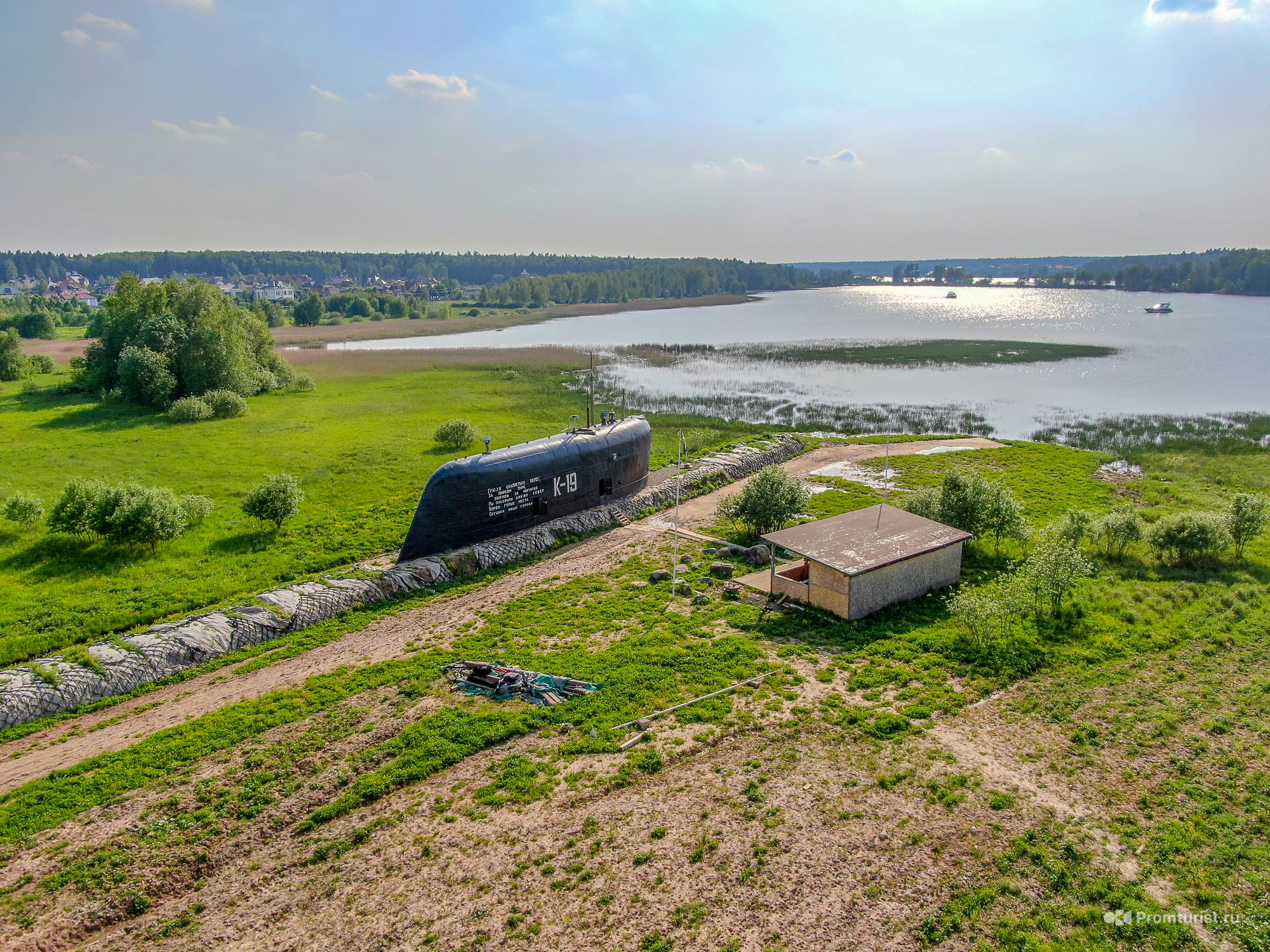 Ден19к. Пяловское водохранилище подводная лодка. Подводная лодка к-19 в Мытищах. Пяловское водохранилище к 19. Памятник подводной лодке к 19 в Подмосковье.