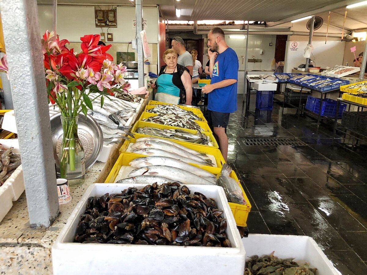 Рынок небольшой, всего несколько рядов и прилавков. Фото из личного архива