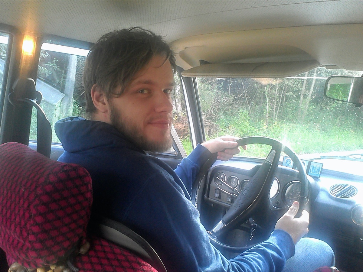 Говорят, у мужика должна быть машина. У меня была «шестерка». Не каждая дама сядет в такую тачку. Но, послушайте, главное не машина, а свобода передвижения, которую она дает. В этом суть. А мужик должен смотреть в суть, цацки же — бабье дело!