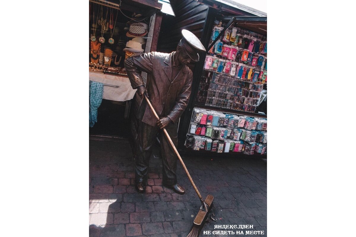 Скульптура дворника с метлой в руке во время работы. Координаты: 40°24'52"N   3°42'12"W. Площадь Хасинто-Бенавенте