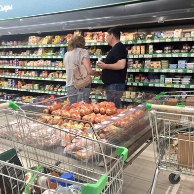 Николай Милькис и его жена совершают покупки в супермаркете, игнорируя действующий масочный режим.Фото: Znak.com