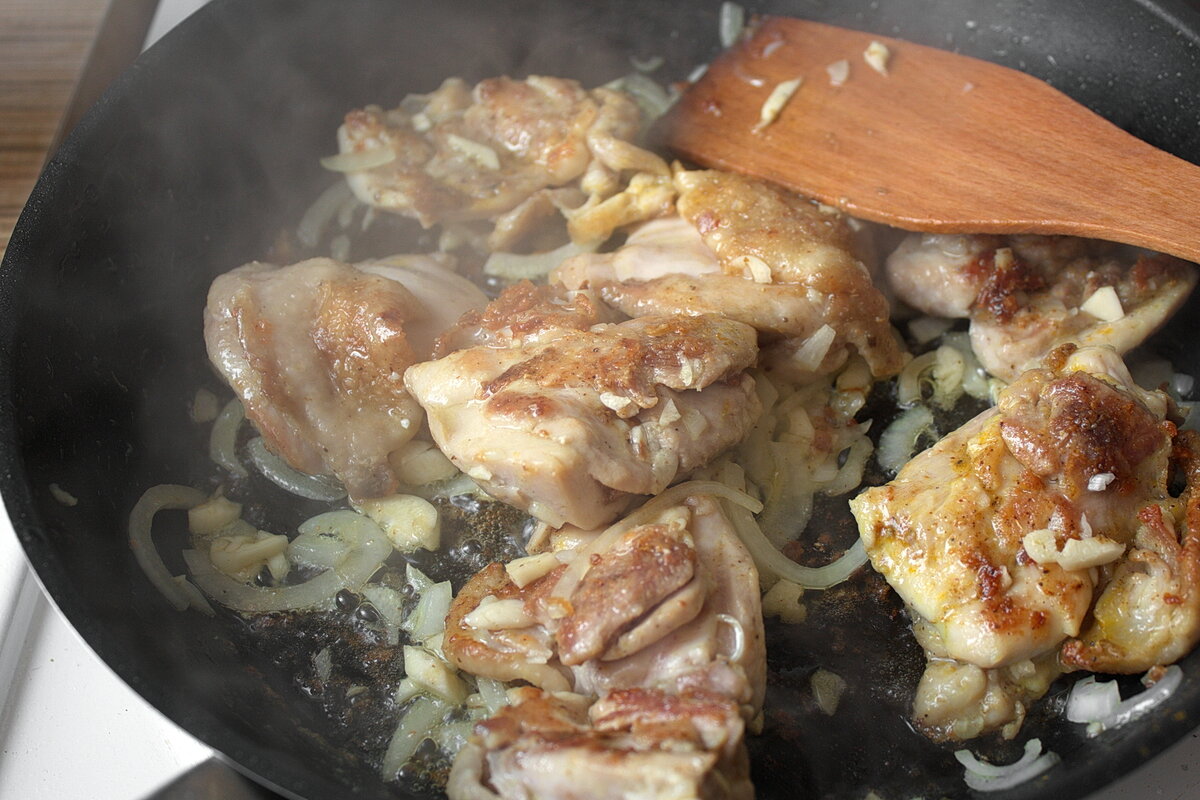 Никогда не добавляю масло для жарки курицы, и вам не советую. Рассказываю, почему.