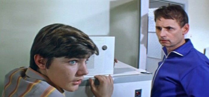 Нам показывают семью одного из героев... Отец должен проститься с ребёнком навсегда. Скриншот. Источник - YouTube.