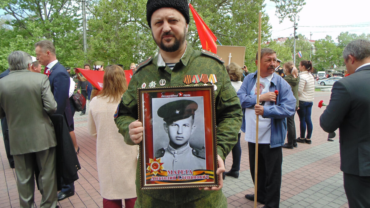 Здесь моему отцу 15. Мы пришли вместе.