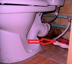 перекрываем вентиль подачи воды — это первый обязательный шаг перед началом работ, ведь соседи снизу совсем не обрадуются освежающему душу;