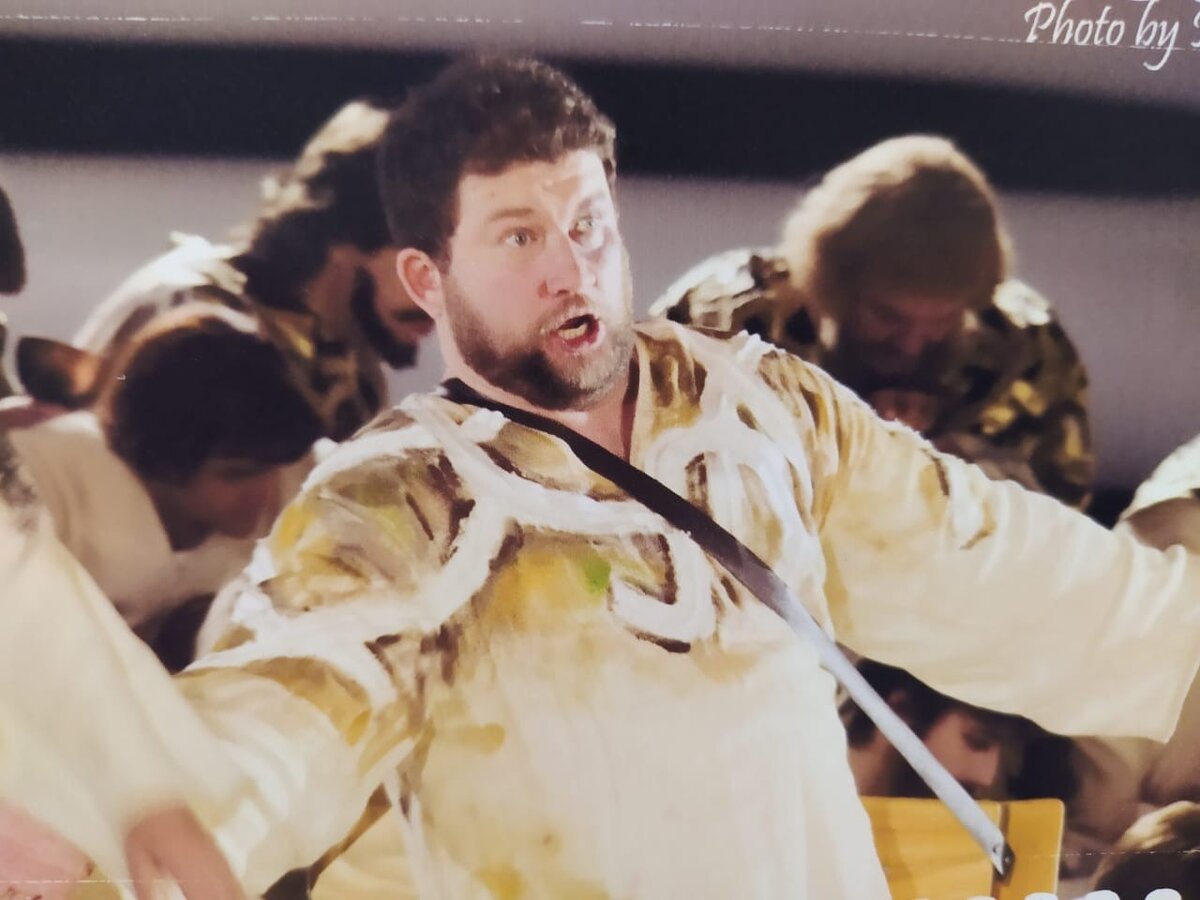 Евгений, ведущий солист Оперного, в любимой роли «Задрипанного мужичонки»