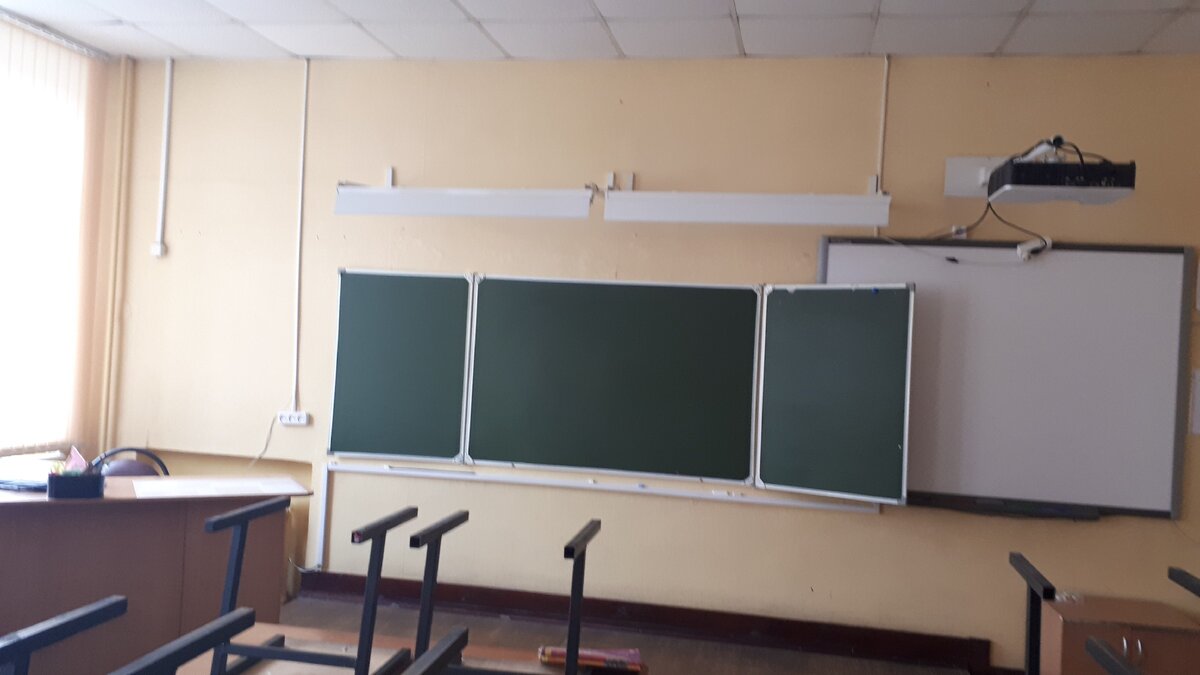 В школьном кабинете...
