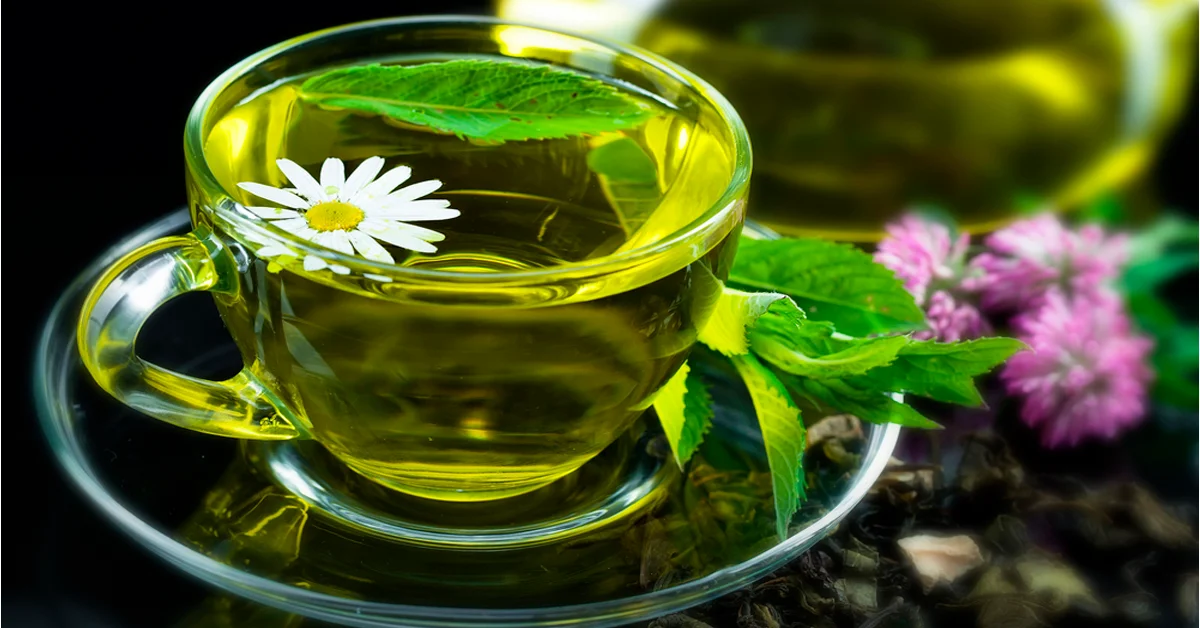 Зеленый чай – один из лучших продуктов для похудения. Зеленый чай способствует ускорению метаболизма (что очень важно при похудении, так как чем быстрее обмен веществ, тем быстрее происходит процесс похудения), очищает организм от шлаков и токсинов и способствует снижению уровня плохого  холестерина. Так же, он подавляет аппетит, что очень удобно при похудении, так как это позволяет съедать меньше пищи. Рекомендую выпивать 1 – 2 чашки зеленого часа ежедневно, между основными приемами пищи. Пейте обязательно без сахара!